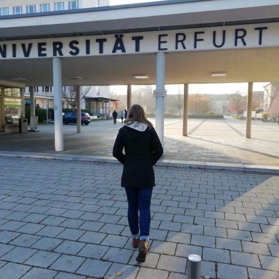 Universität Erfurt Eingang mit Person
