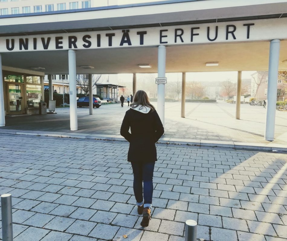 Eingang Universität Erfurt mit Person
